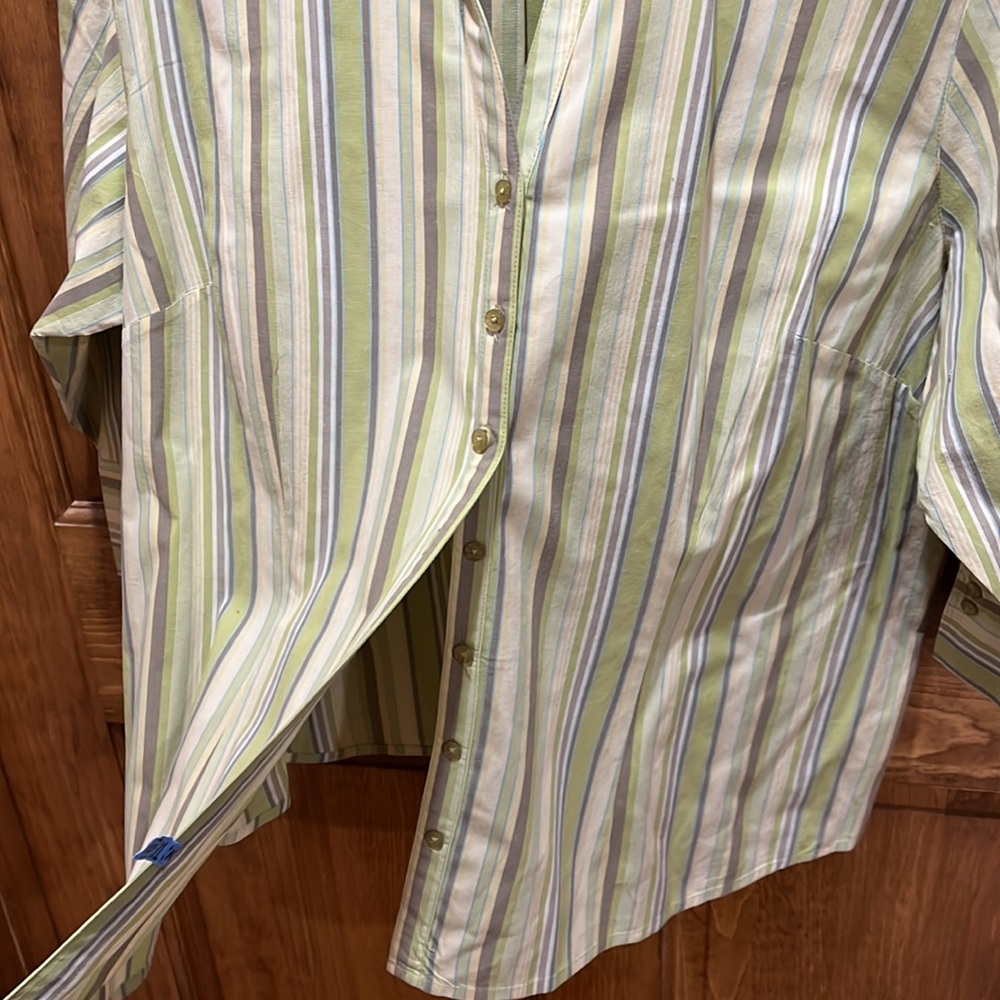 Button down shirt- like new - Picture 6 of 10